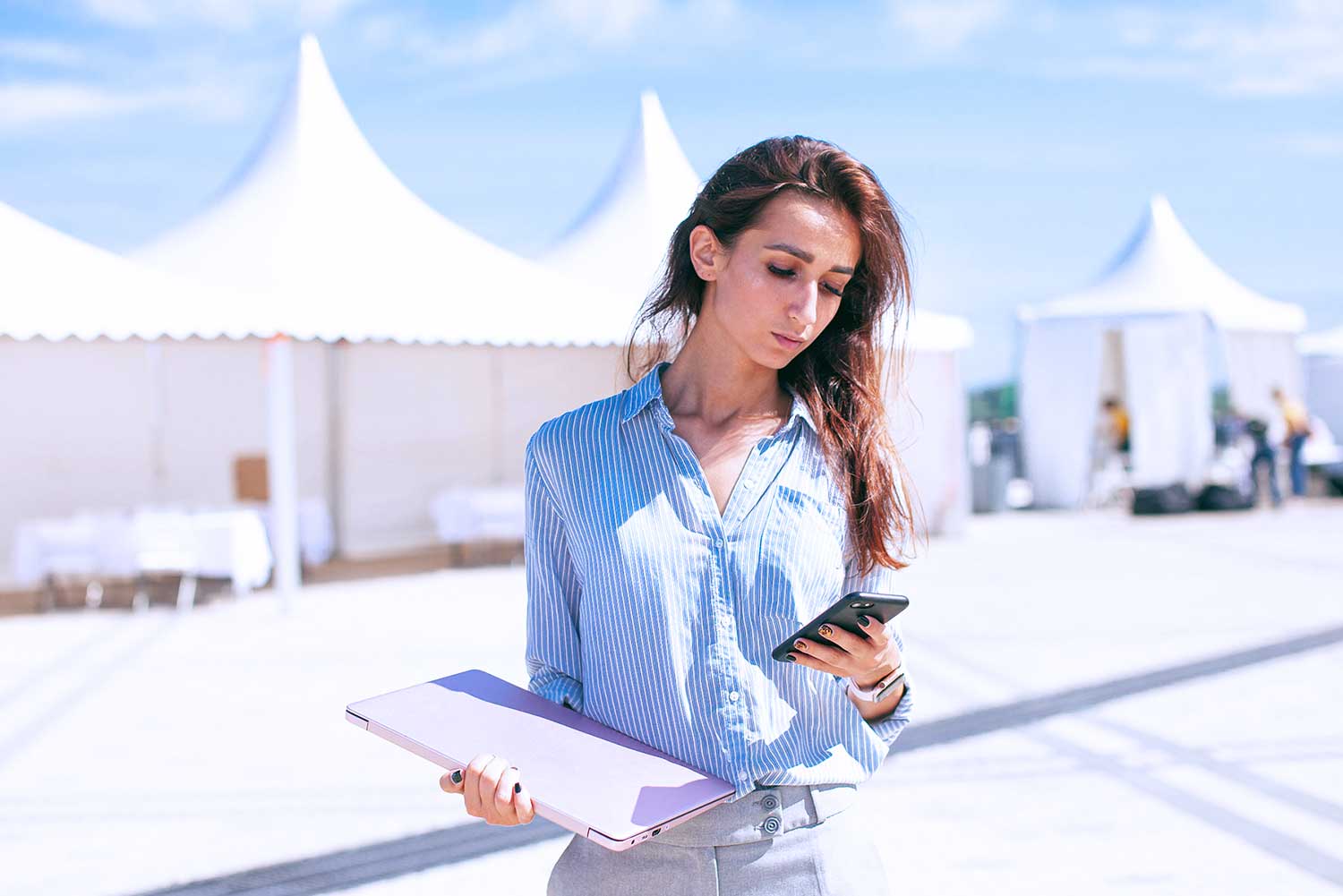 Organizadora de evento llama al servicio de alquiler de material de hostelería para bebidas en eventos y fiestas.