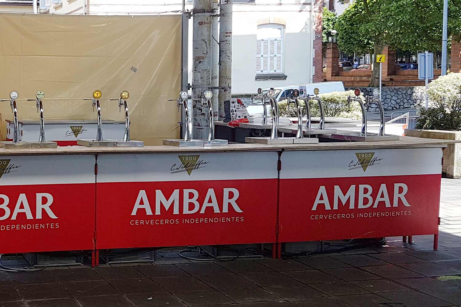 Comptoir de bar loué en renfort lors d'un événement ou de festivités avec le logo de Ambar.