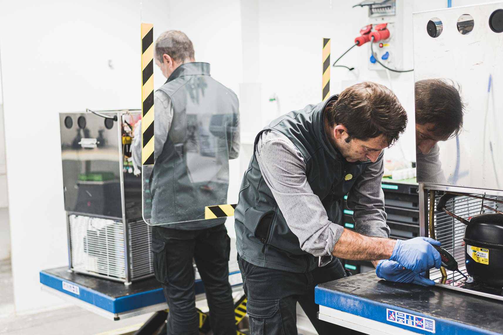 Equipo técnico de servimatic reparando dos máquinas de frío del circuito de cerveza para devolverlas al local hostelero.