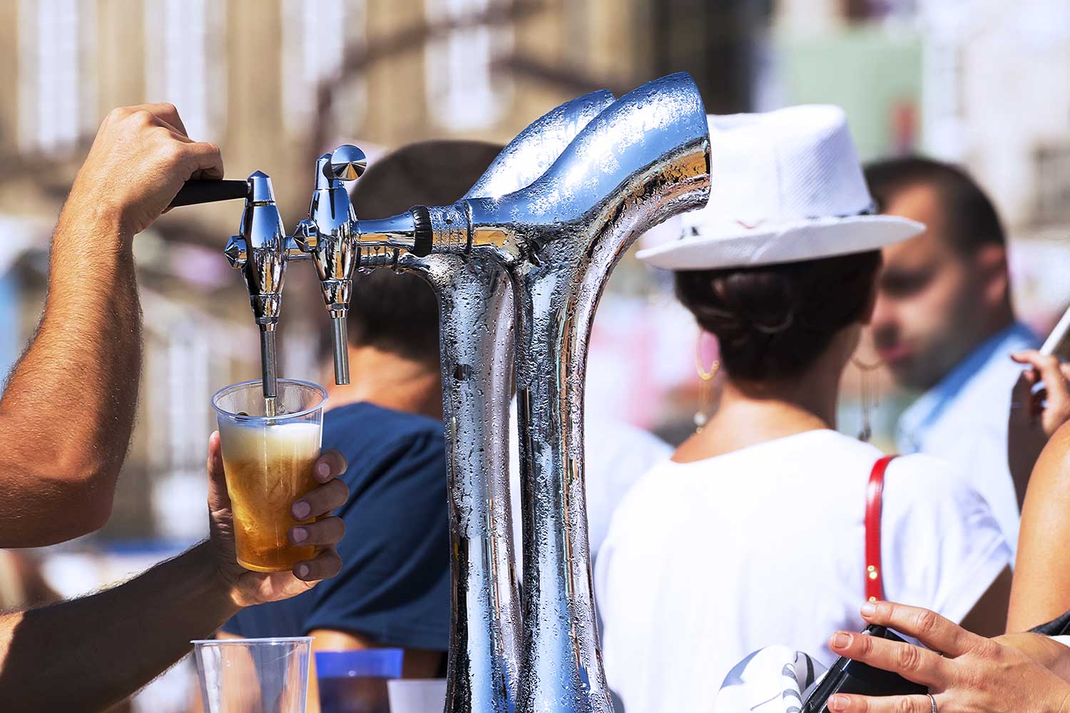 Torre de cerveza alquilada instalada en exteriores durante un evento multitudinario para servir cerveza en fiestas.